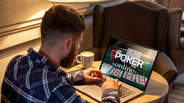 play poker online with friends men and laptop
